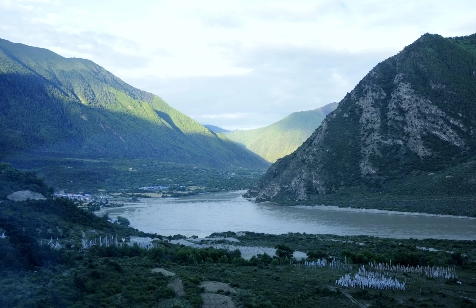 历史摄影：雅鲁藏布大峡谷江湾与绿色山坡，作为索松段的景观背景